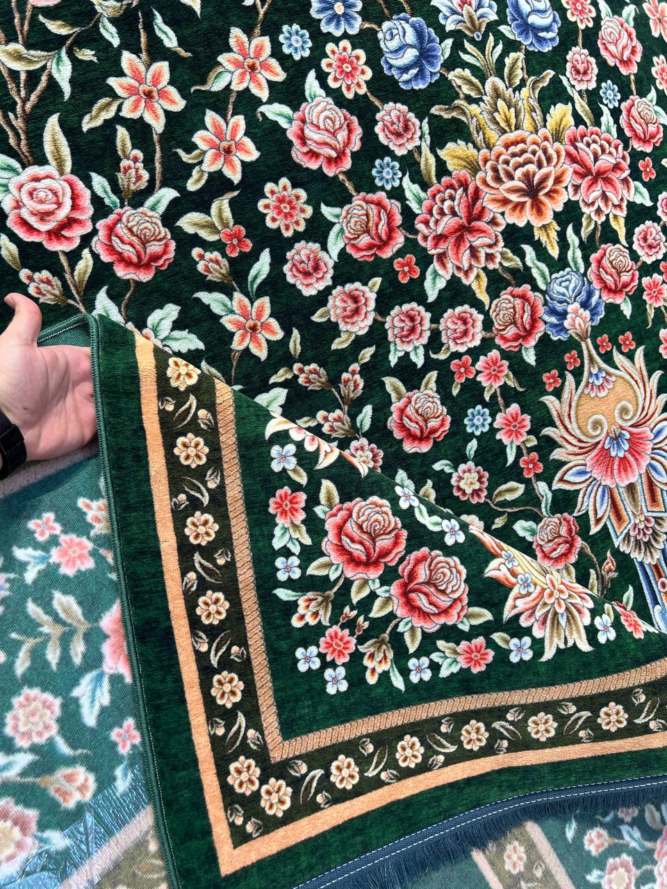 فرش طرح باغ گل سبز معادل 77 رج دستباف