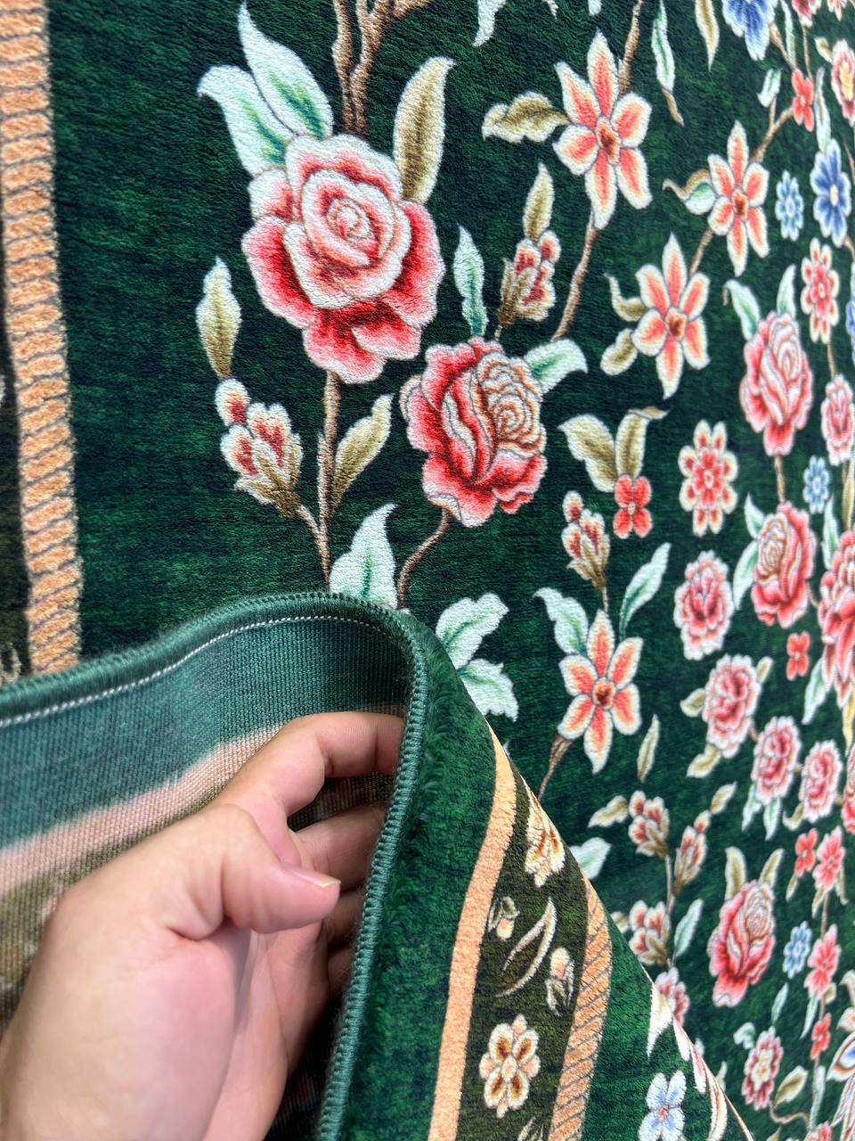 فرش طرح باغ گل سبز معادل 77 رج دستباف