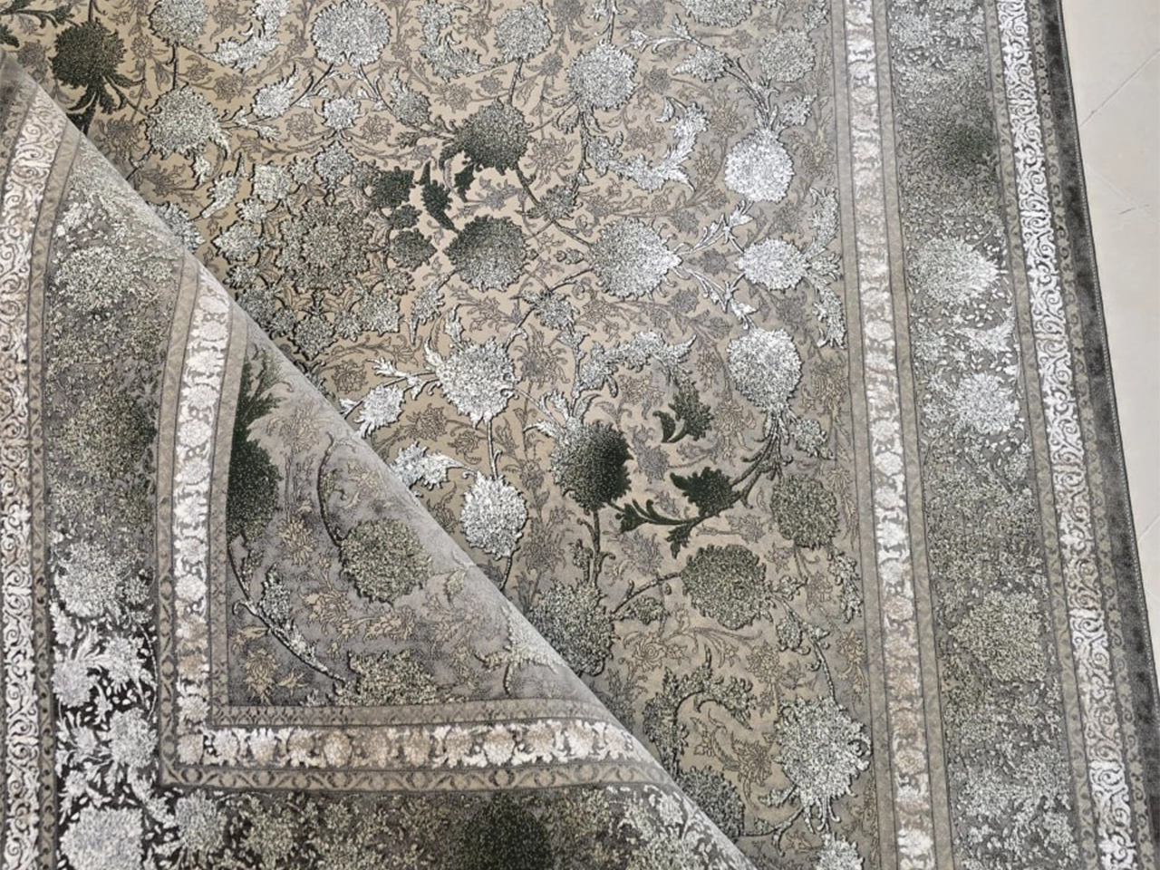 فرش ۱۲۰۰ شانه طرح نقره ای گل برجسته