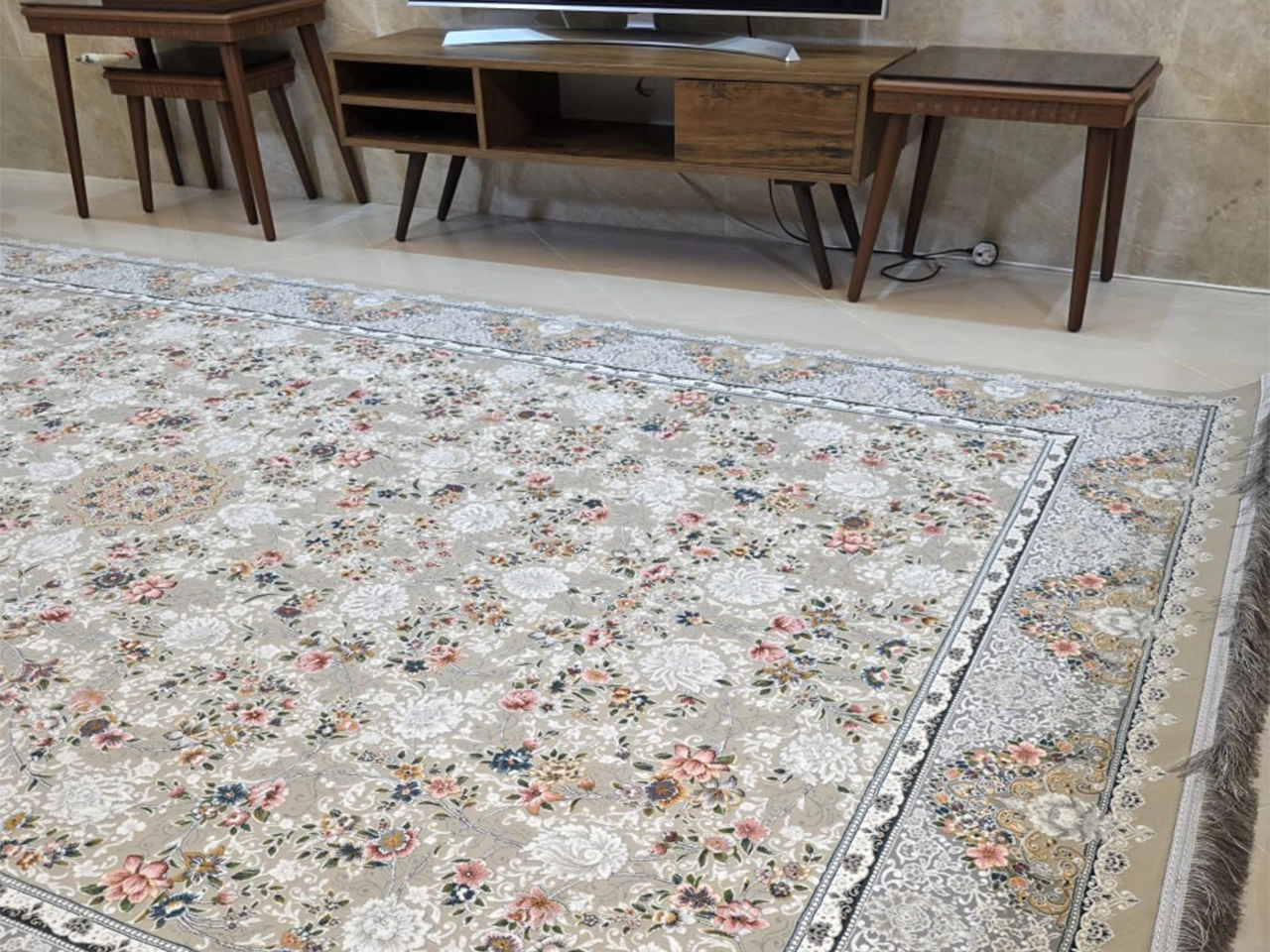 فرش ۱۲۰۰ شانه طرح نقره ای گل برجسته