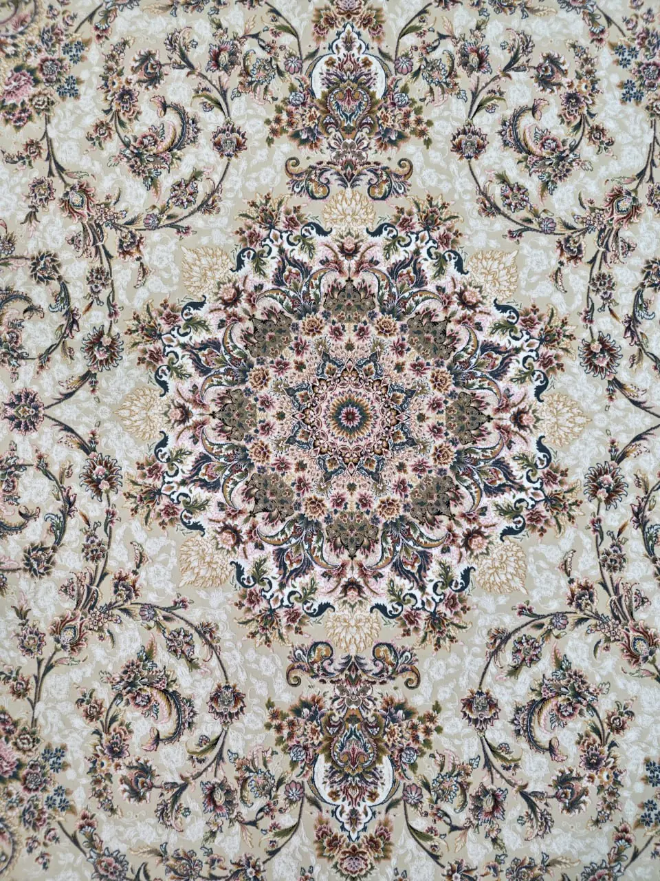 فرش ۱۲۰۰ شانه طرح آیلین کرم حاشیه گلبهی