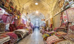 چرا قیمت فرش ماشینی کاشان ارزان‌تر از دیگر شهرهاست؟