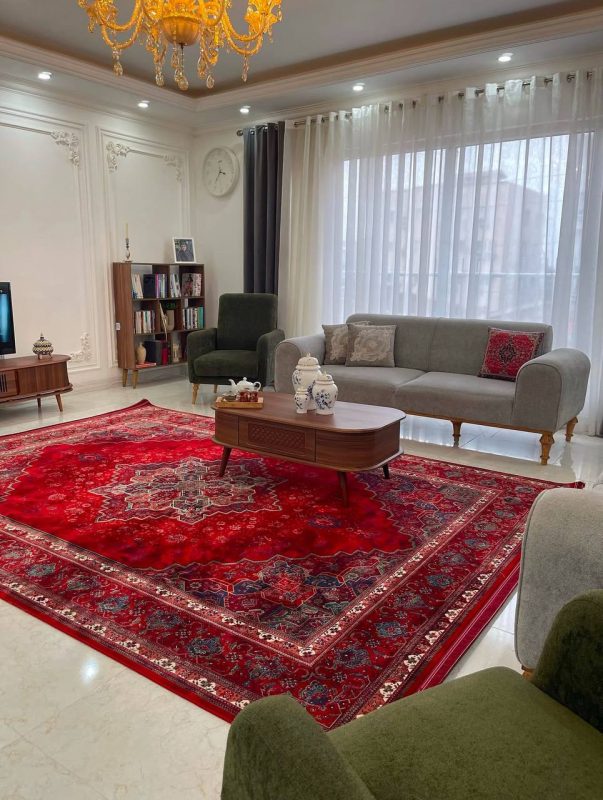 ست مبل طوسی با فرش قرمز با طرح هریس لاکی سبز